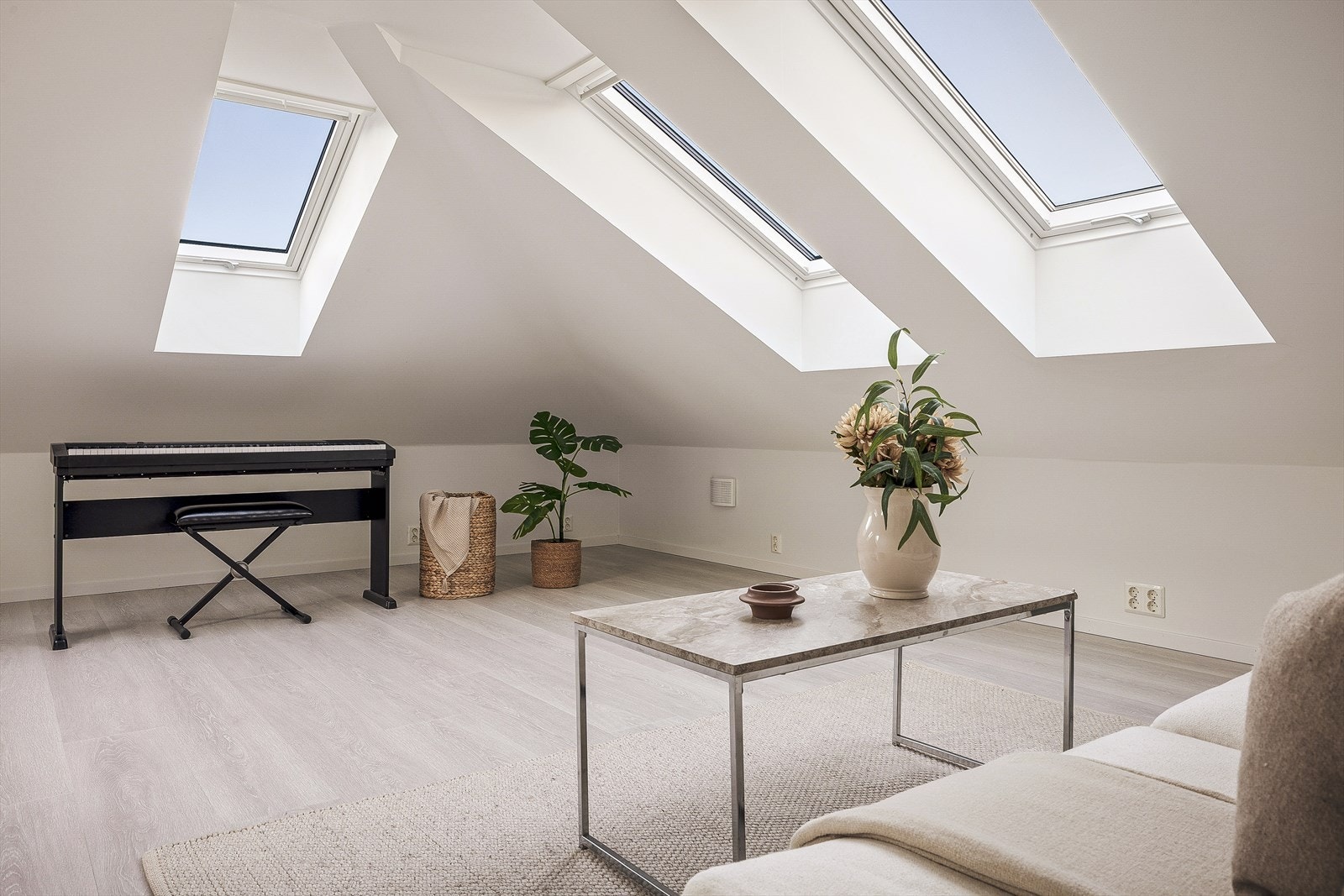 Flere vinduer og et sjarmerende skråtak som gir en god romfølelse. Galleribilde