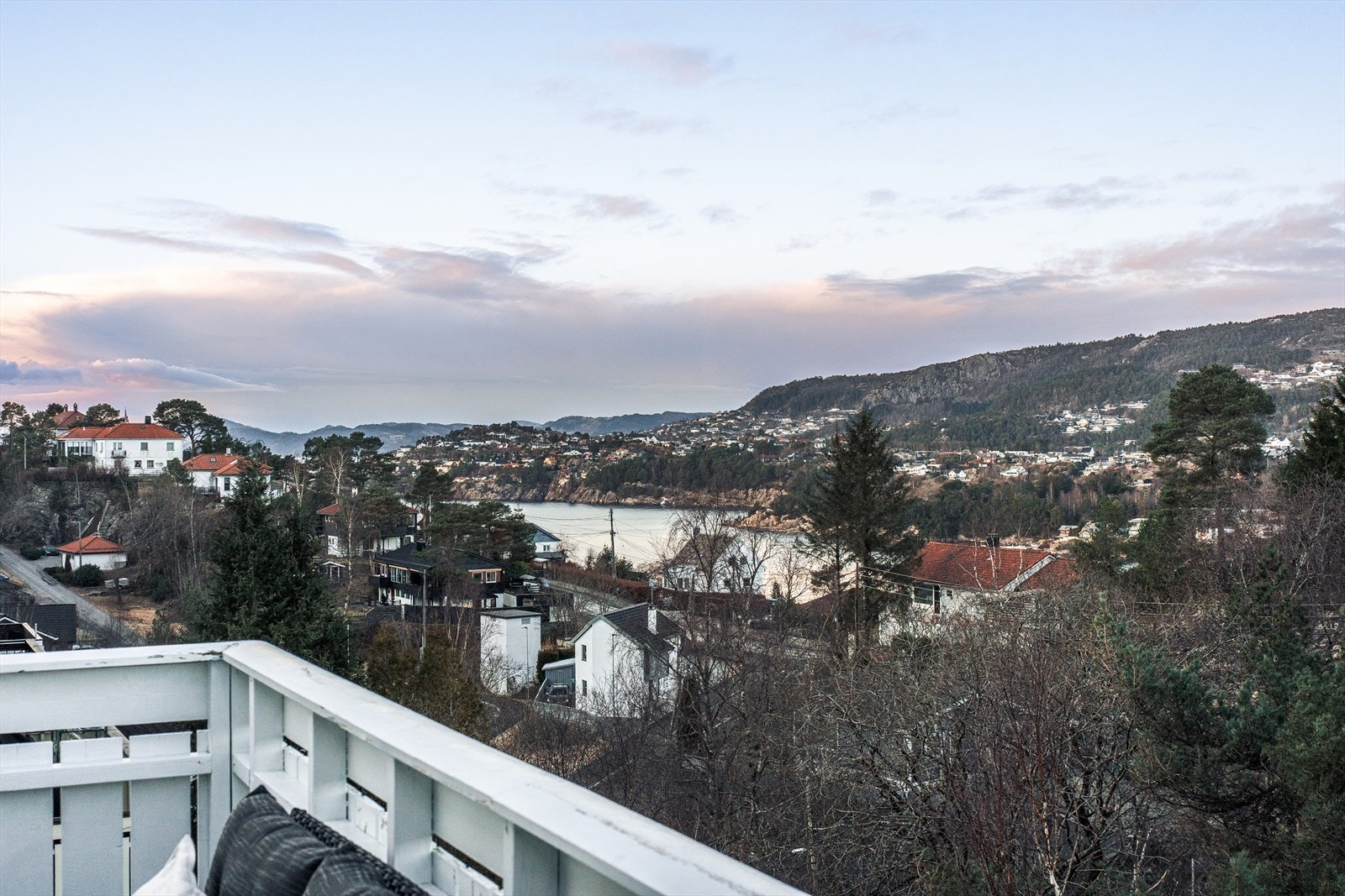Leiligheten har en meget god beliggenhet med flotte utsynsforhold. Galleribilde