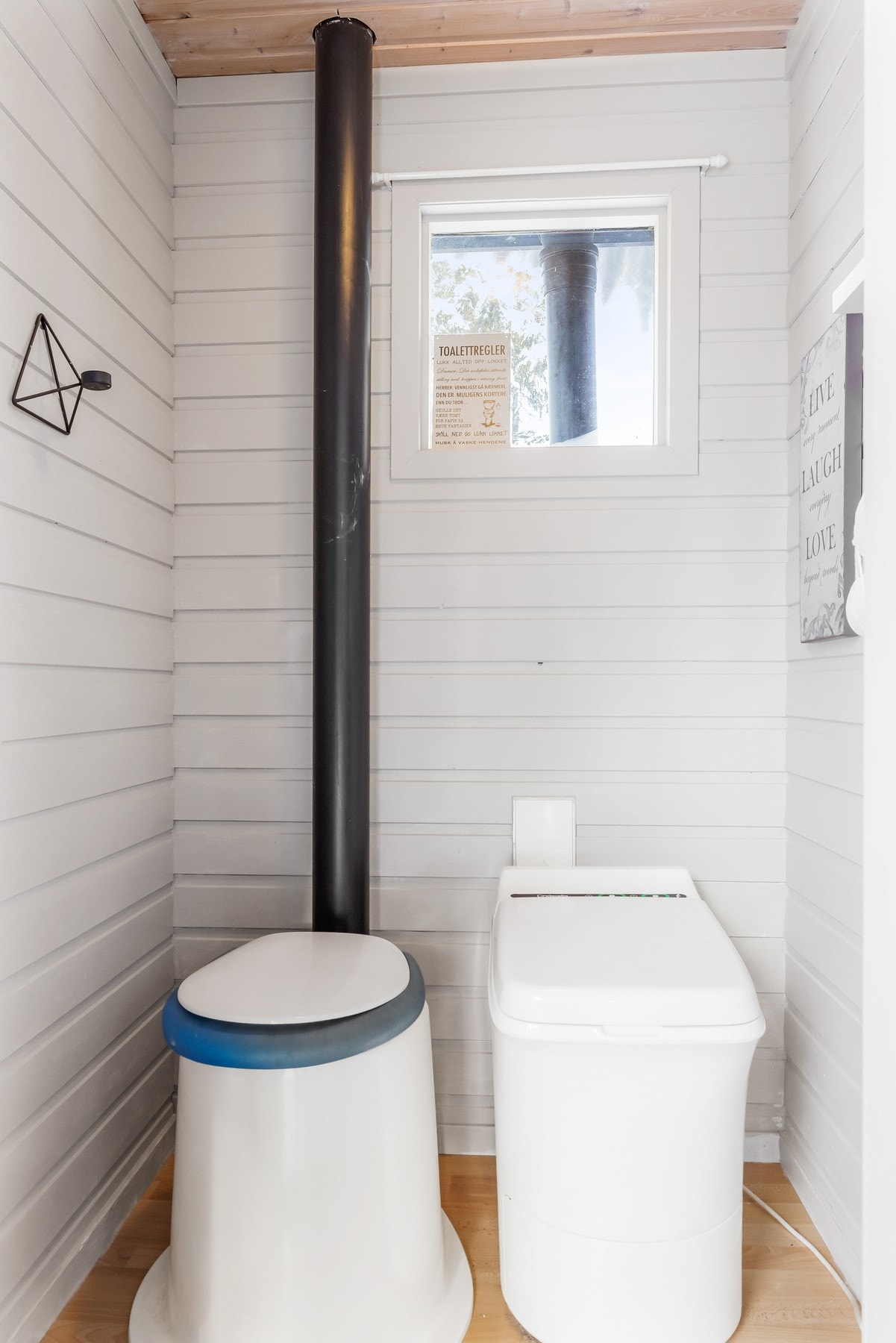 Toalettrom innredet med forbrenningstoalett Galleribilde