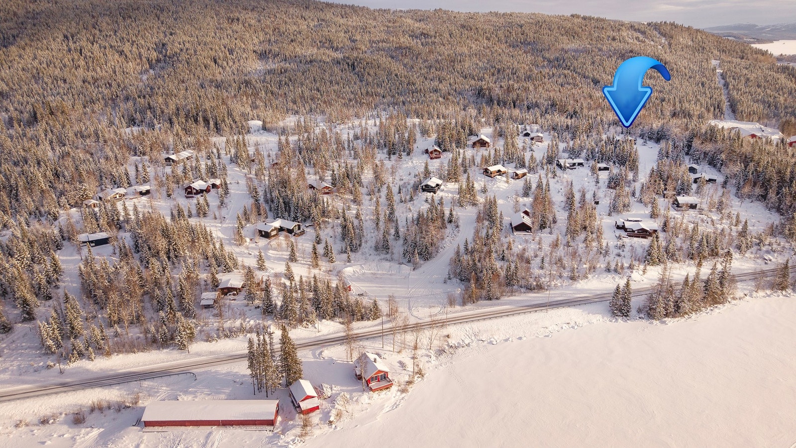 Adkomst skjer via privat veg med oppstillingsplass nedenfor hytta. Galleribilde