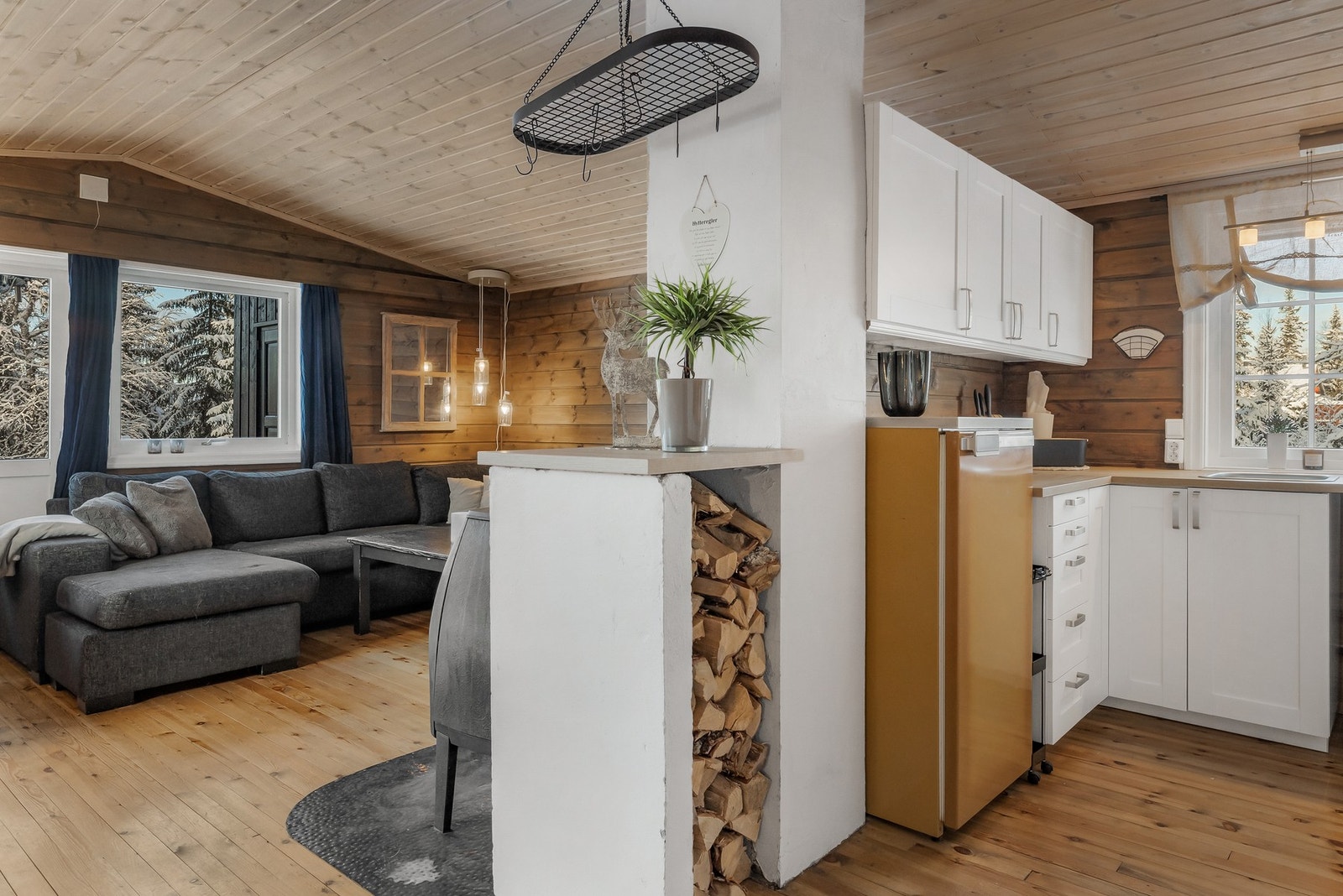 Hytten har innlagt strøm og oppvarmes ved elektrisitet og vedfyring Galleribilde