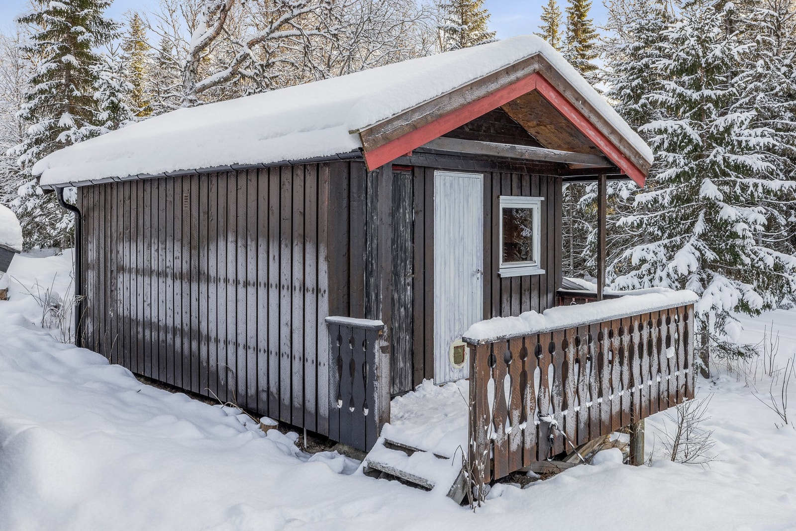 Rett ved fritidsboligen står et tilhørende anneks som gir ekstra lagringsplass og muligheter. Galleribilde