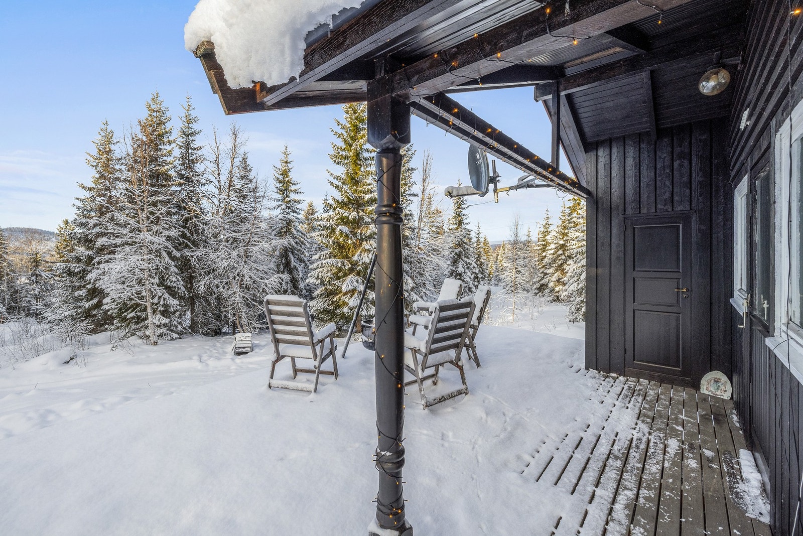 Delvis overbygd terrasse med gode solforhold Galleribilde