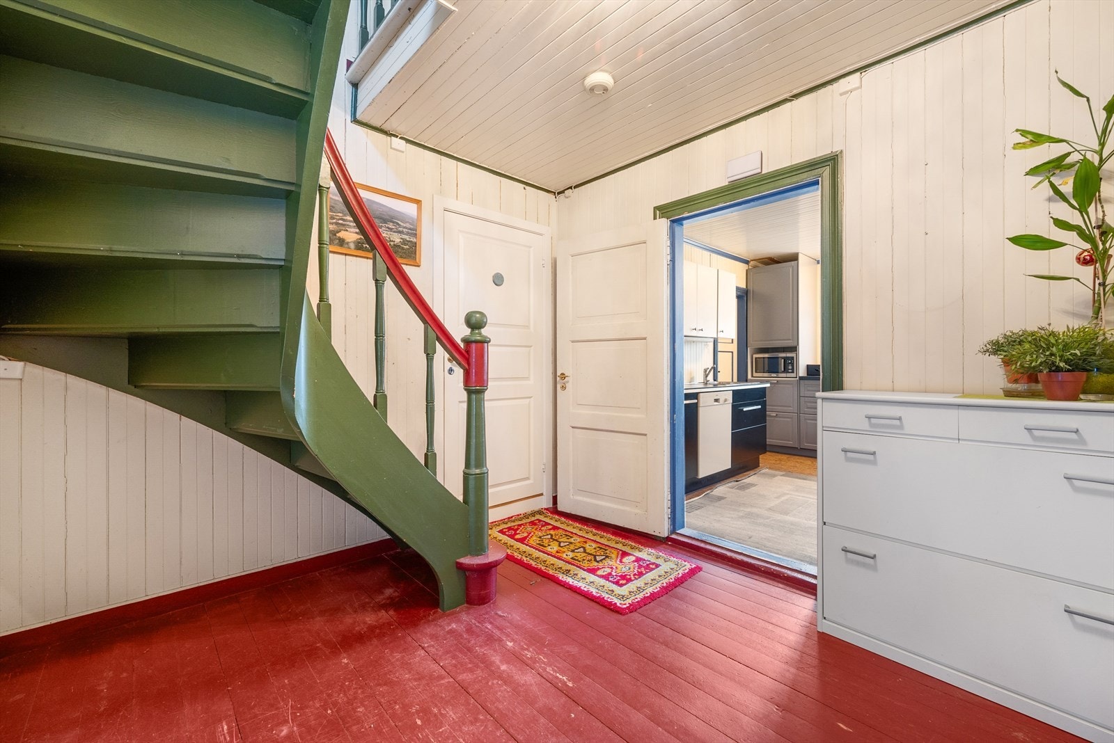 Man ønskes velkommen av et vindfang med plass til skap eller andre garderobeløsninger. Galleribilde