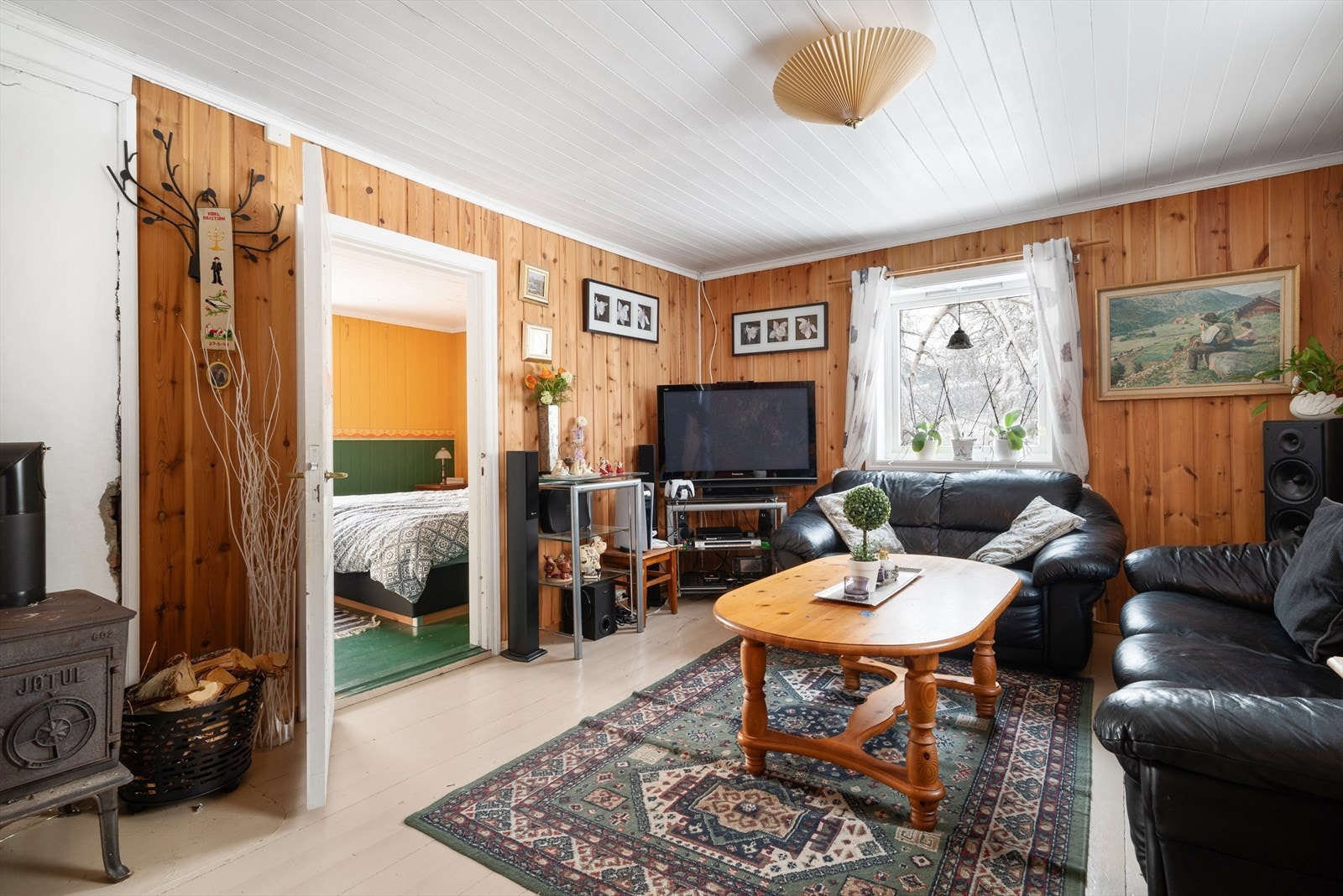 I andre etasje har boligen en koselig stue med vedovn - et ekstra oppholdsrom for lek, vennebesøk og avslapning. Galleribilde