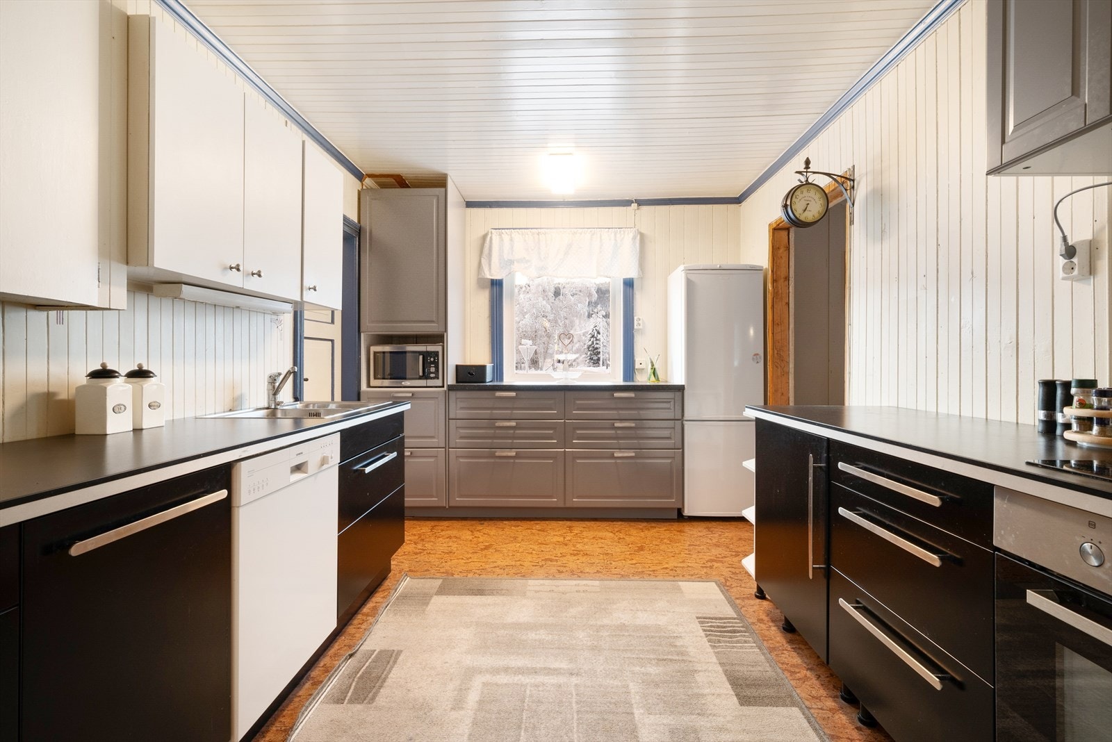 Det er godt med skap- og benkeplass på kjøkkenet, så her kan hele familien være med på matlagingen. Galleribilde