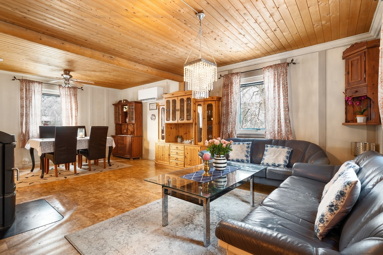 Hovedstuen er et lunt oppholdsrom med både nyere peisovn og varmepumpe fra 2020. Galleribilde