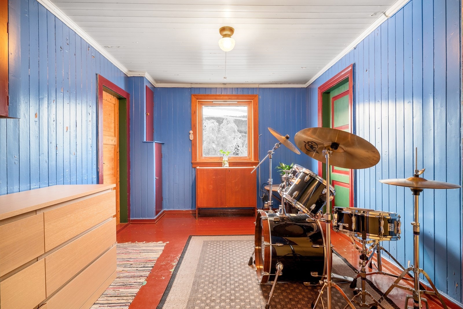 Med hele fem soverom er det god plass til familier med flere barn, eller så kan et eller flere av soverommene benyttes som kontor, treningsrom, hobbyrom e.l. Galleribilde