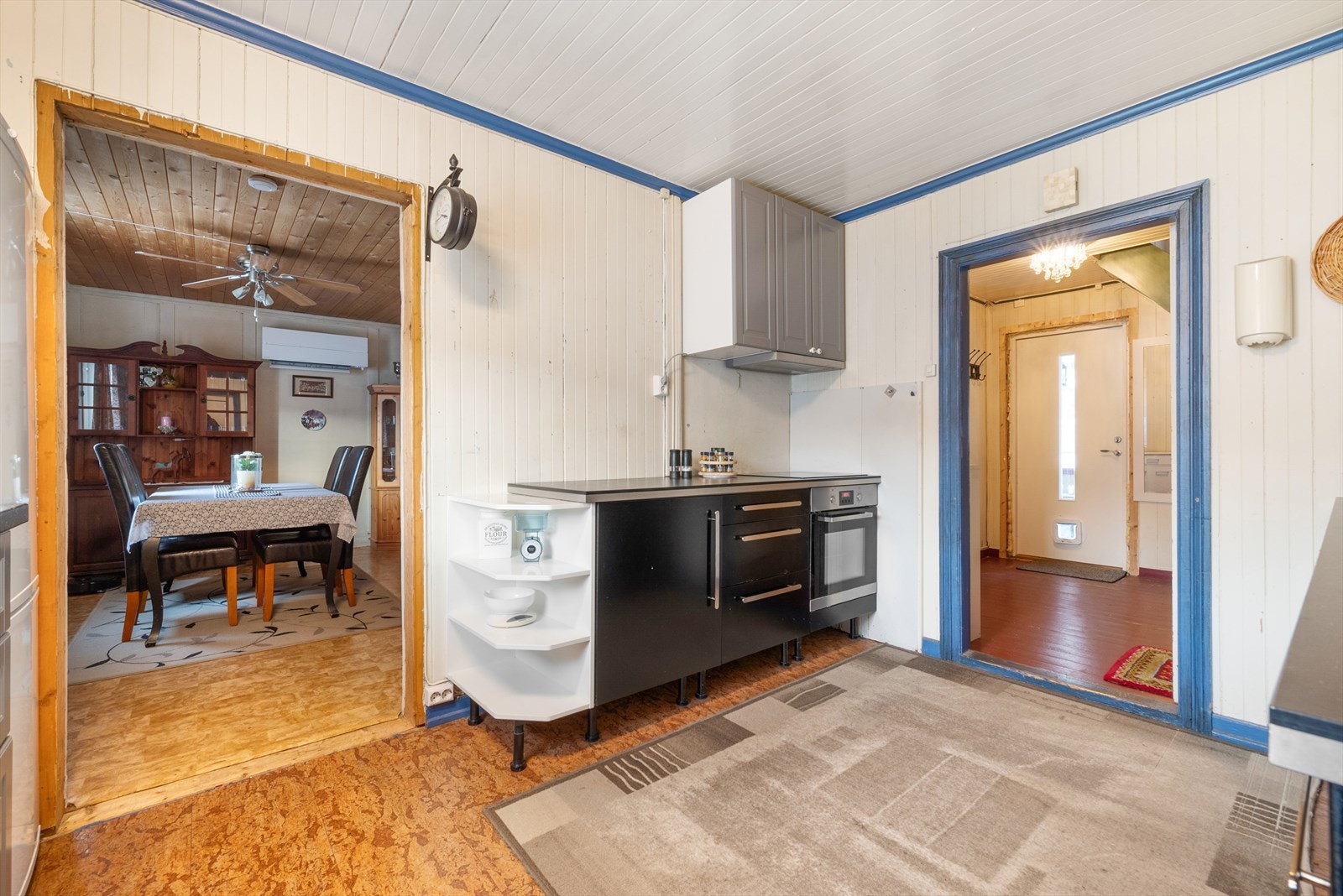 Kjøkkenet er utstyrt med integrert platetopp og stekeovn, i tillegg til en innebygd oppvaskmaskin. Galleribilde