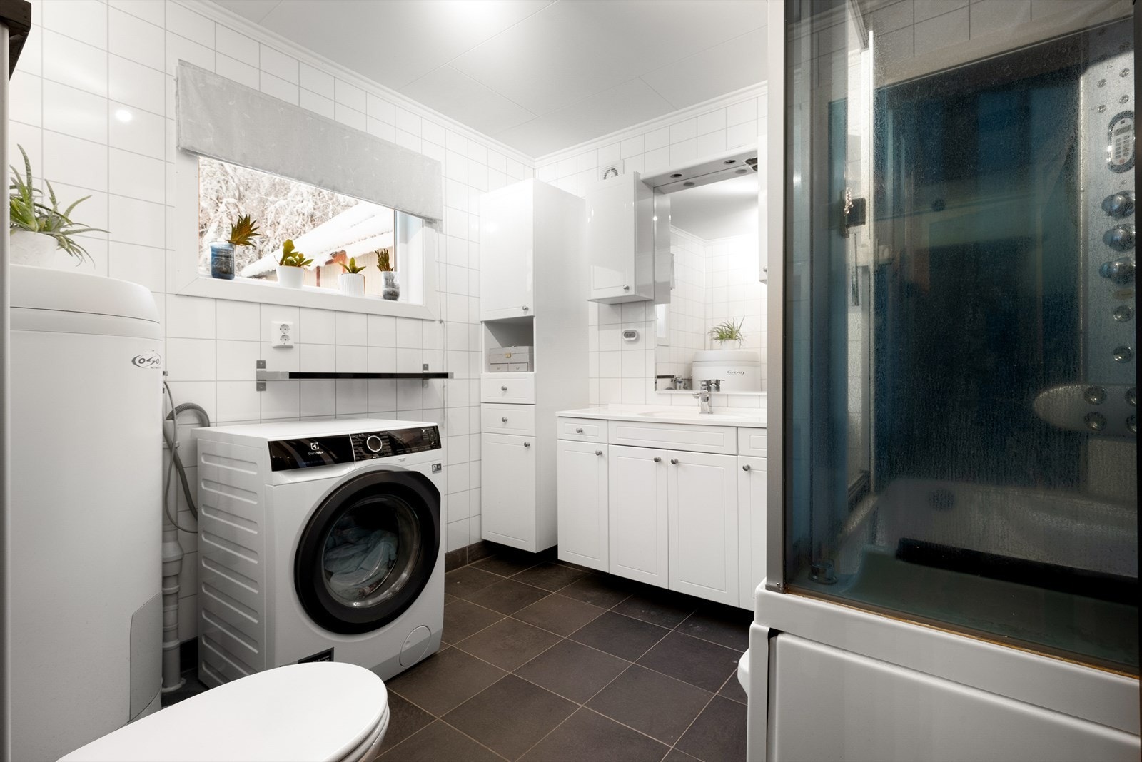 Badet ligger i første etasje og ble delikat pusset opp i 2012. Galleribilde