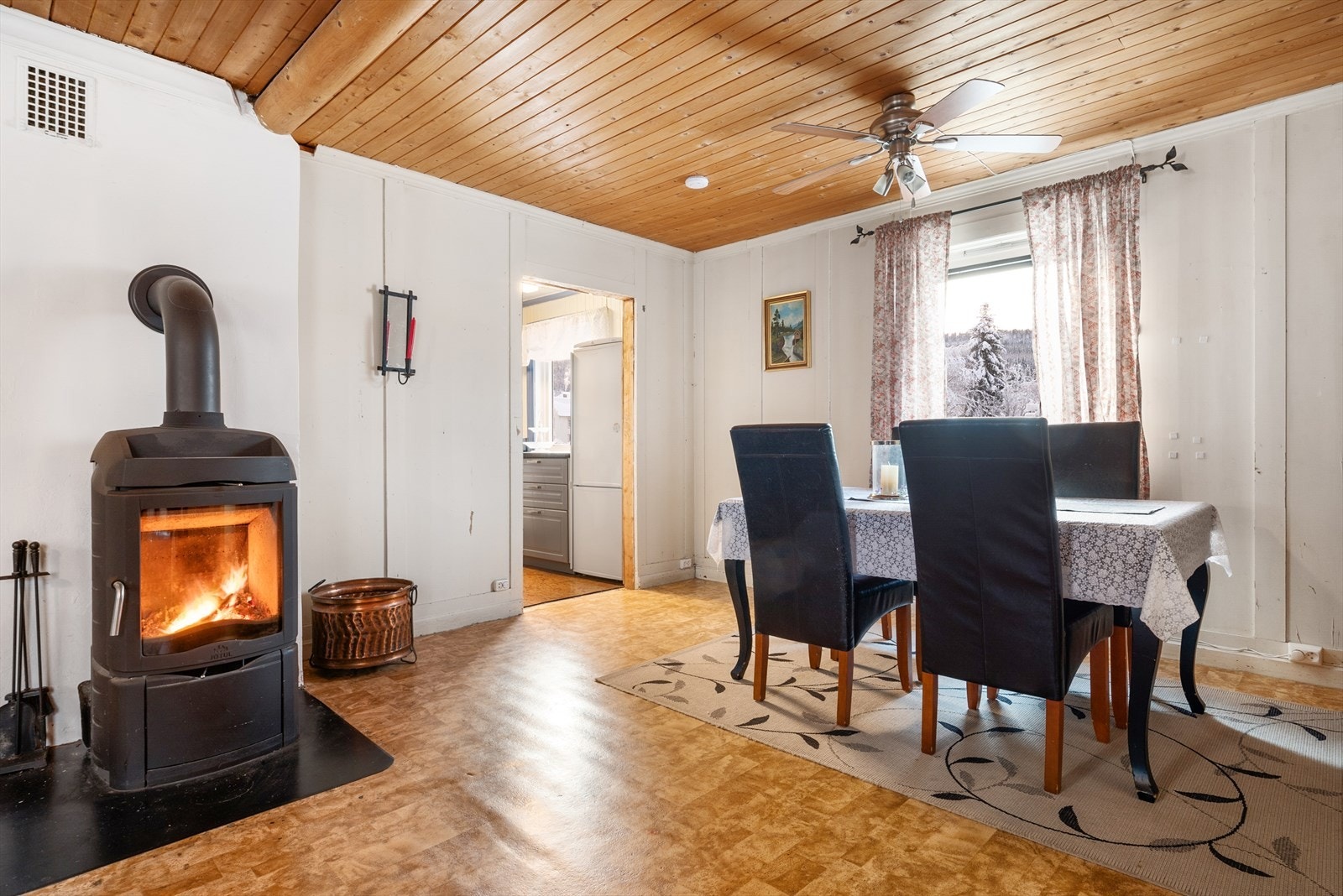 Man finner enkelt både roen og varmen foran peisovnen i stuen. Galleribilde