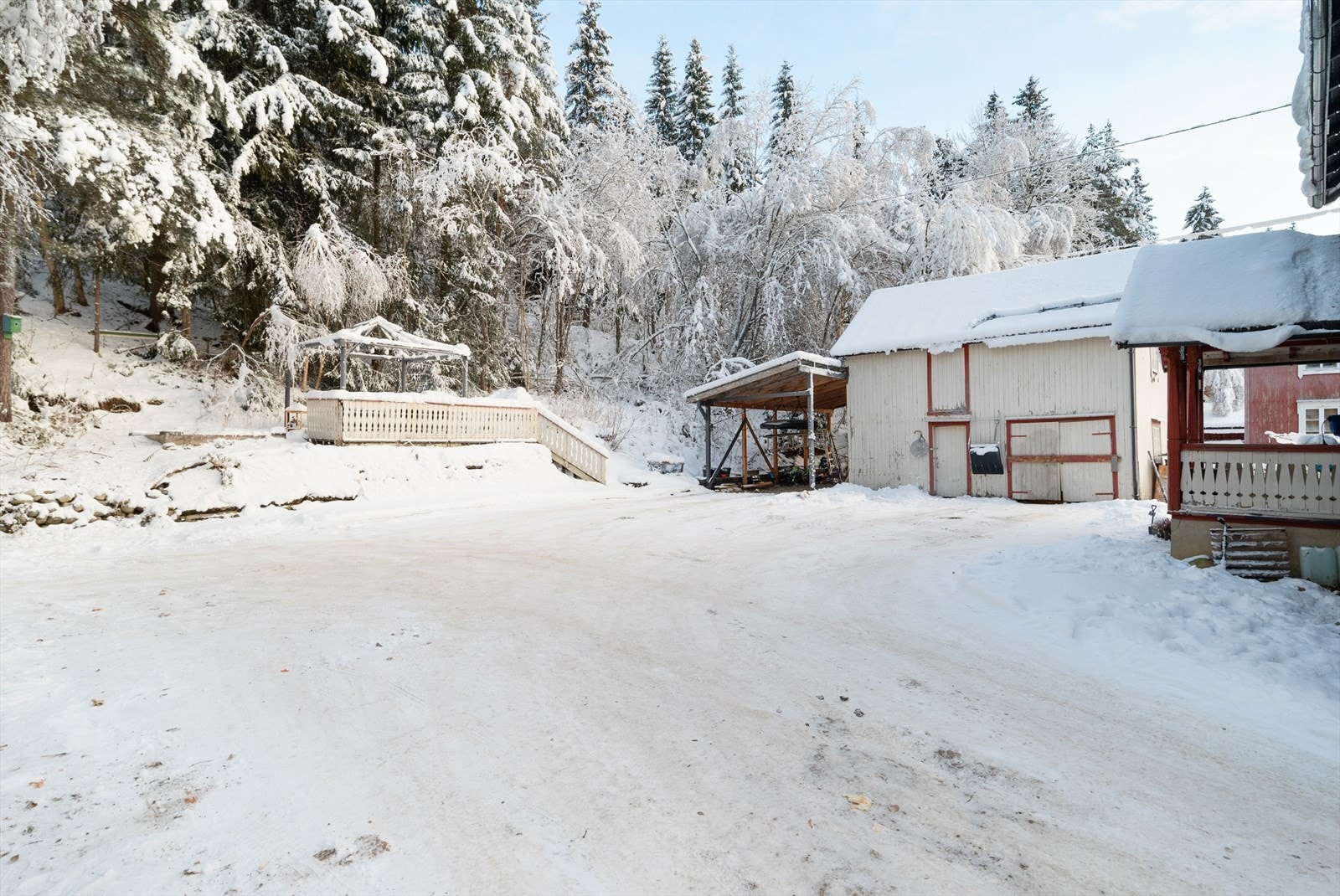 På eiendommen er det oppført et stort uthus over to etasjer, med carport og en liten garasjedel. Galleribilde