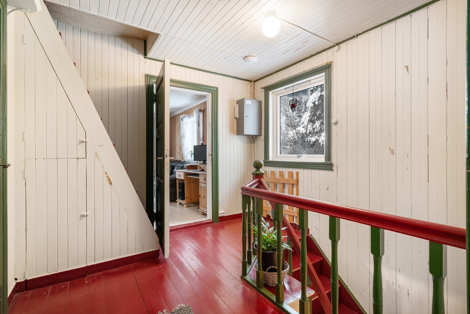 Gangen i andre etasje har trapp opp til et stort loft på ca. 26,5 kvm med ståhøyde + bod på 5,5 kvm og byr på godt med lagringsplass. Galleribilde