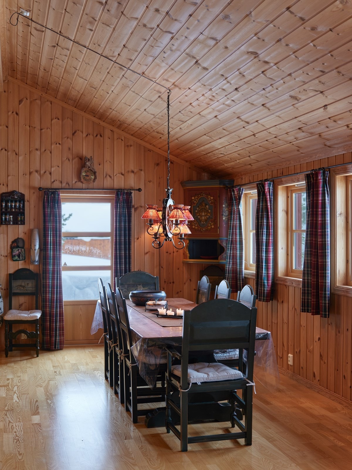 Plass til stort langbord i spisestuen. Galleribilde