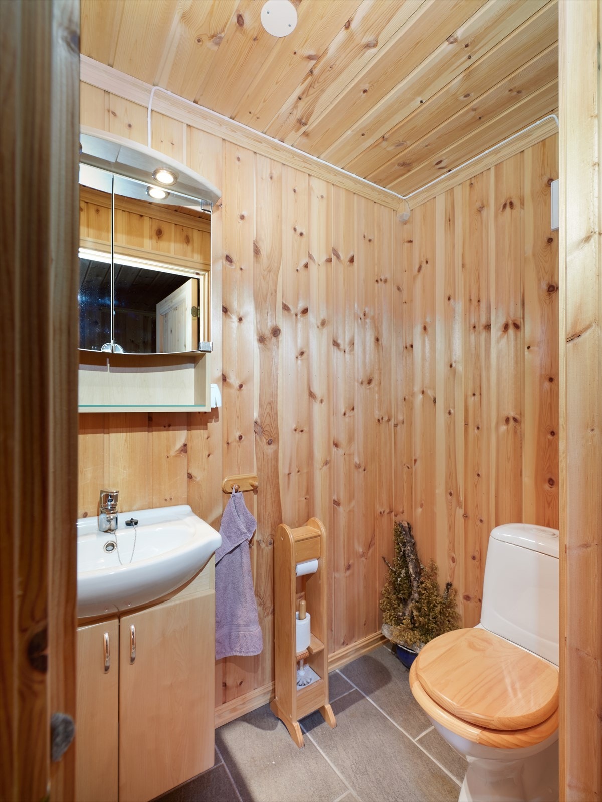 Separat toalettrom innredet med servant på innredning og toalett. Vannbåren gulvvarme. Galleribilde