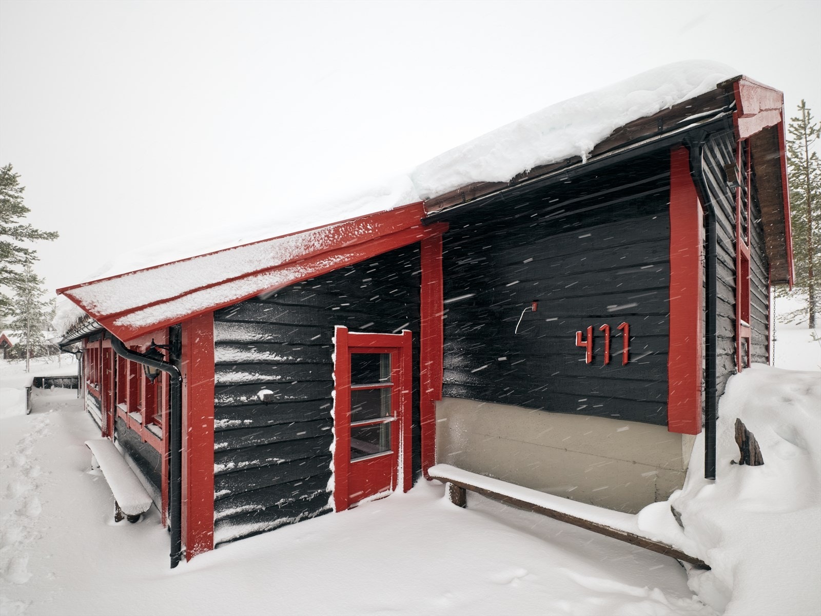 Terrasseplatting og terrasse rundt store deler av fritidsboligen. Galleribilde