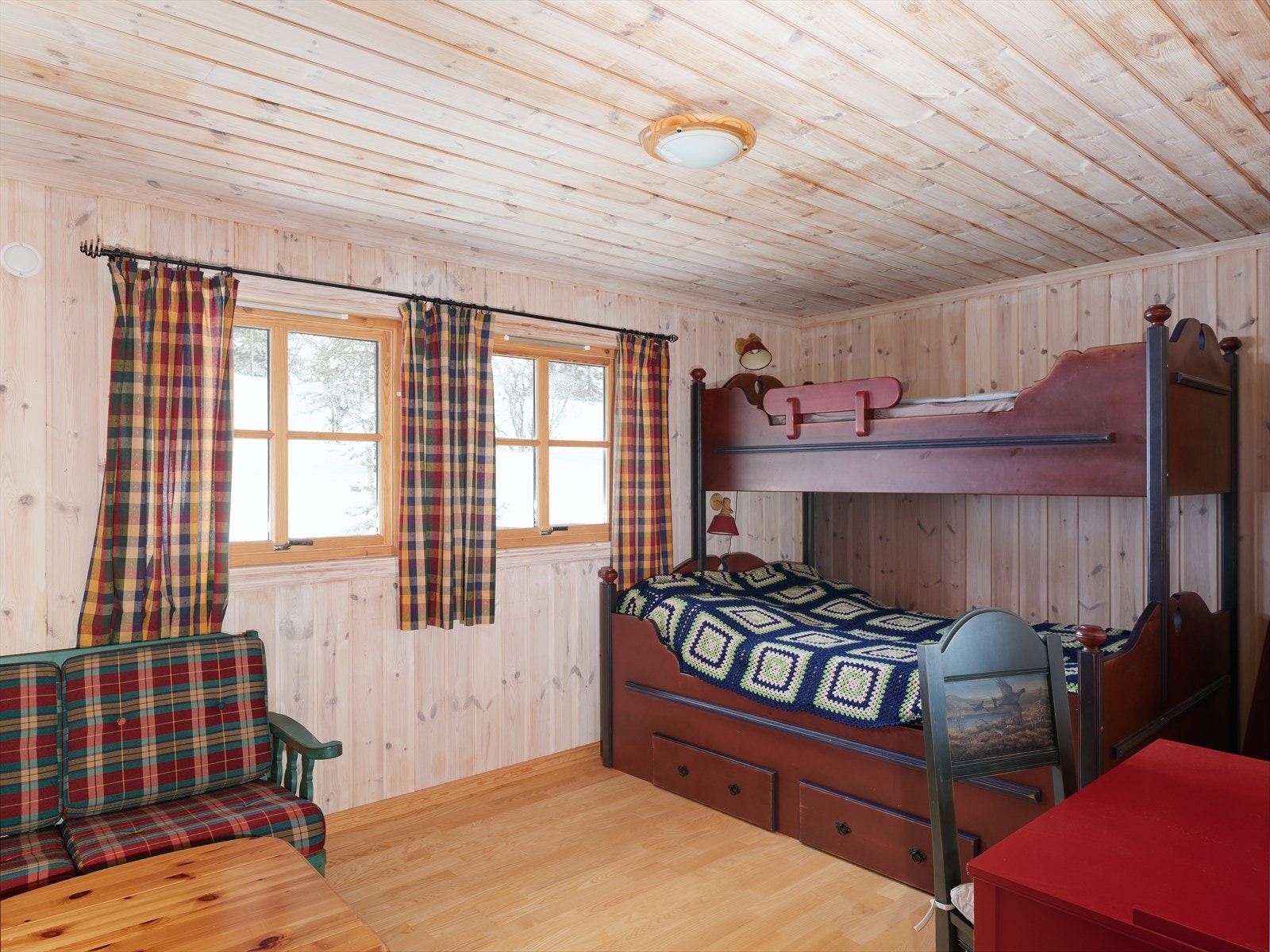 På et av soverommene er det familiekøye og sofa. Galleribilde