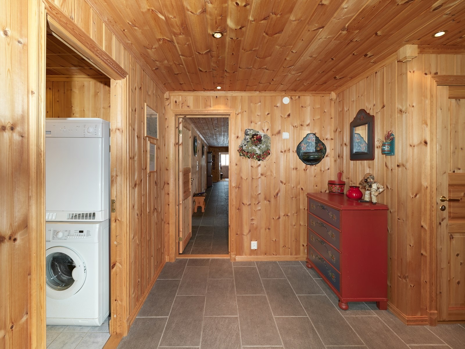 Romslig entre, med vannbåren gulvvarme. Galleribilde