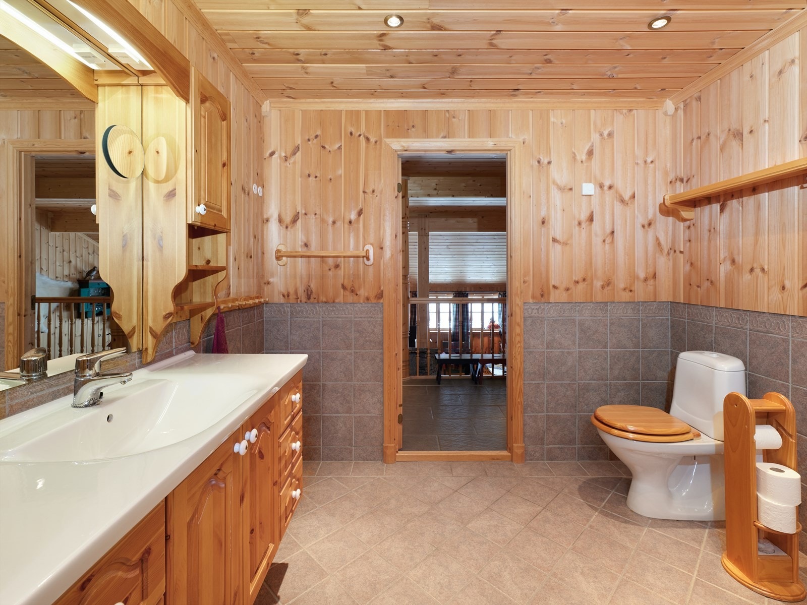 Fint bad innredet med servant på innredning, toalett og dusjhjørne. Galleribilde