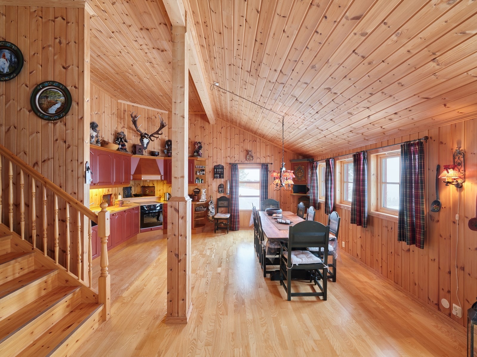 Fra stuen er det adkomst til spisestue og kjøkken. Galleribilde