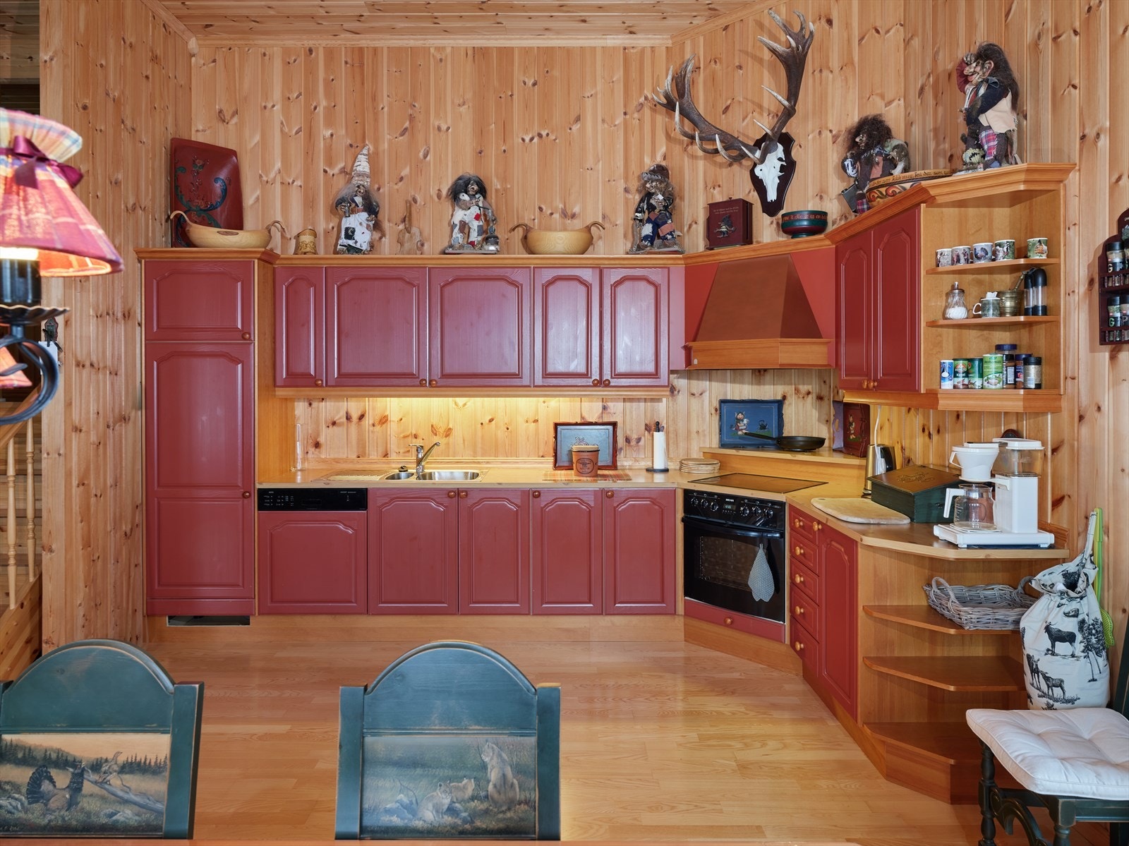 Kjøkken med innebygde hvitevarer. Galleribilde