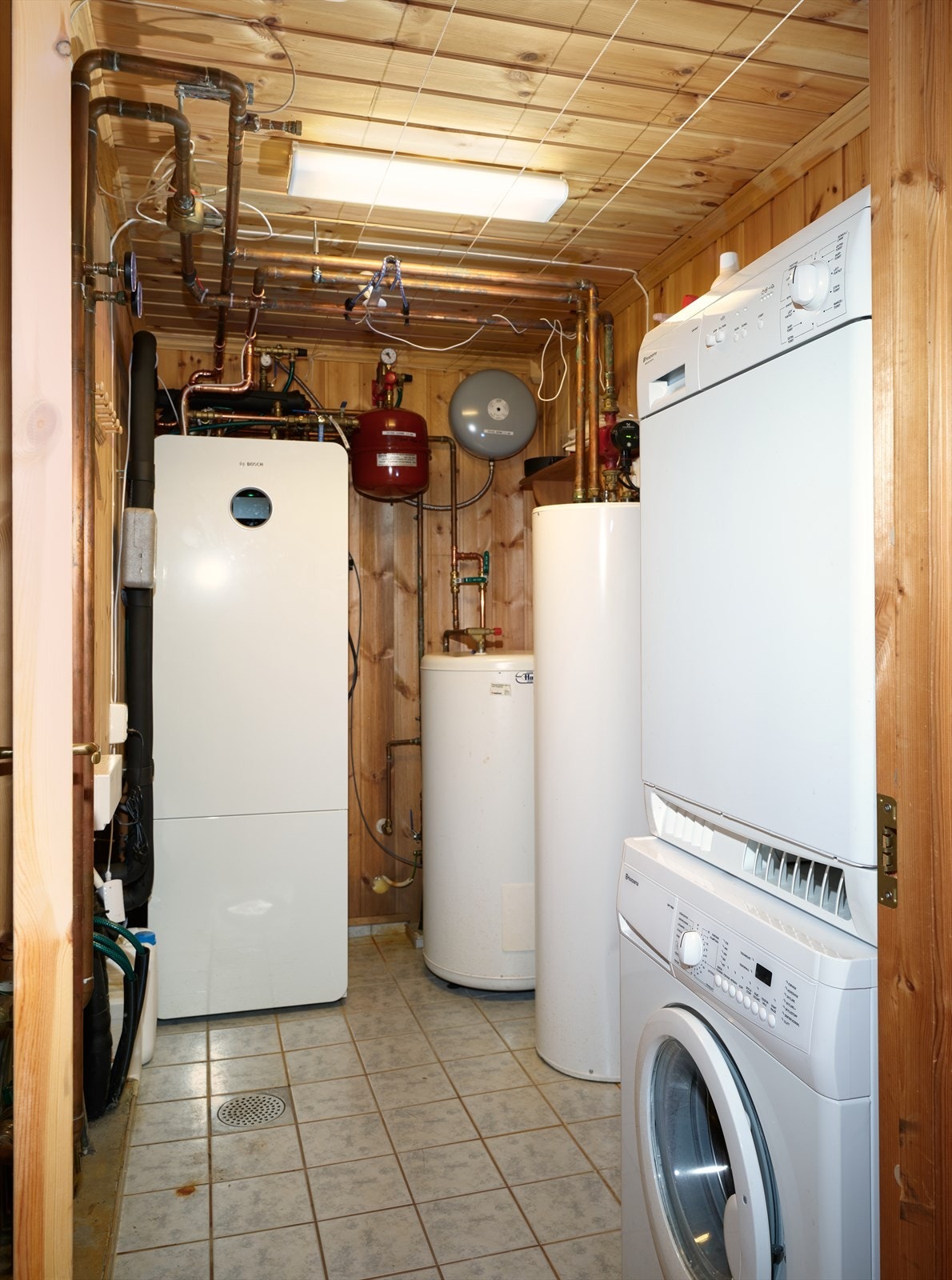 Teknisk rom med blant annet opplegg for vaskemaskin og tørketrommel. Galleribilde
