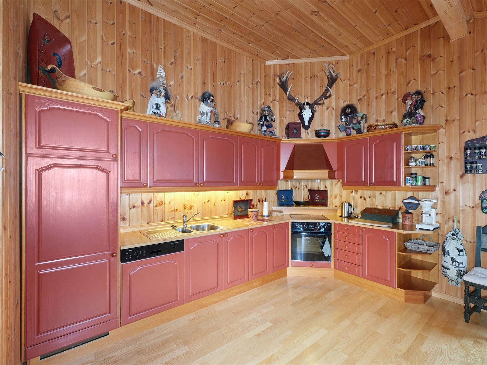 Godt med skap- og benkeplass på kjøkkenet. Galleribilde