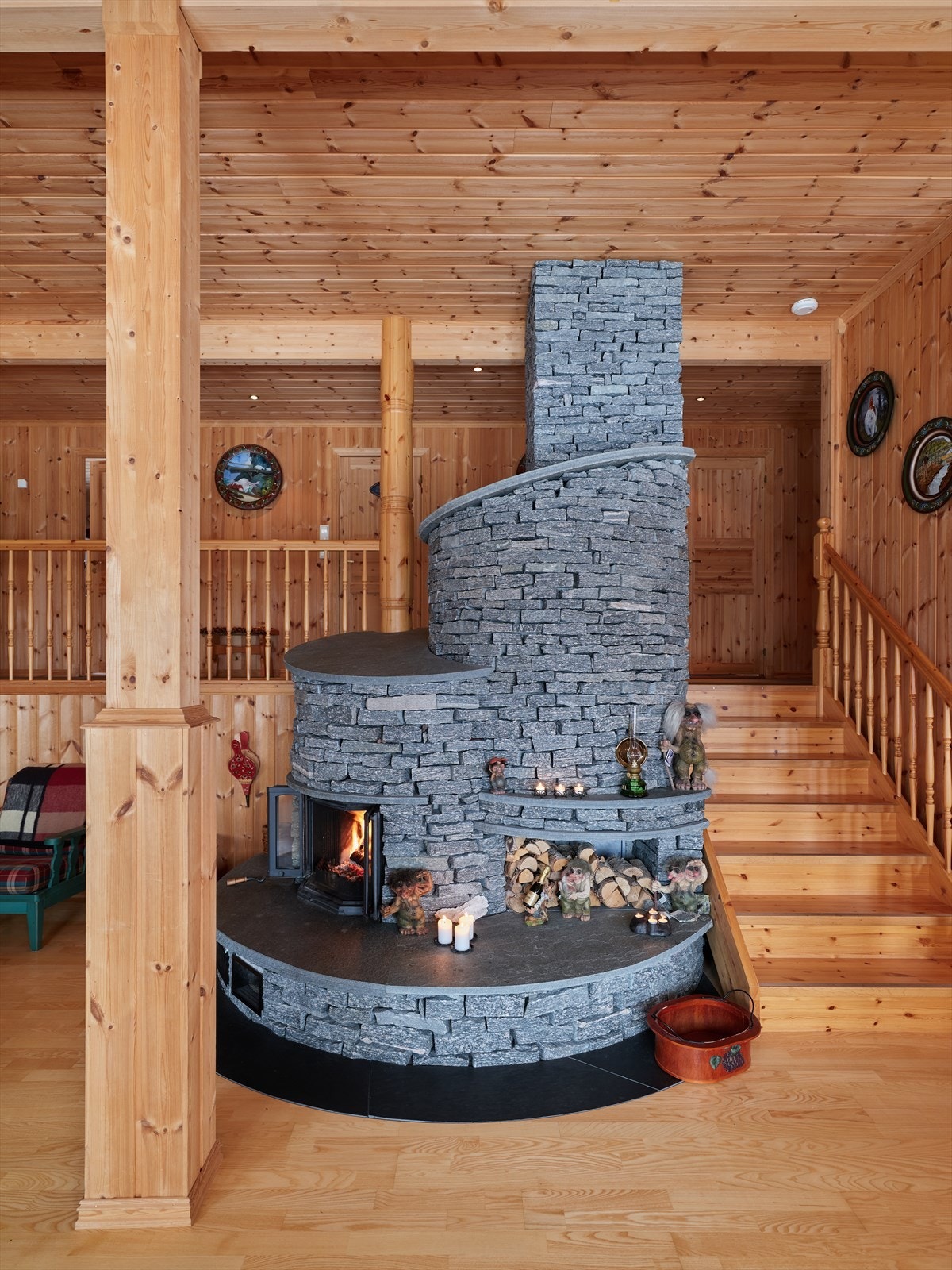 Oppvarming med blant annet vedfyring. Galleribilde