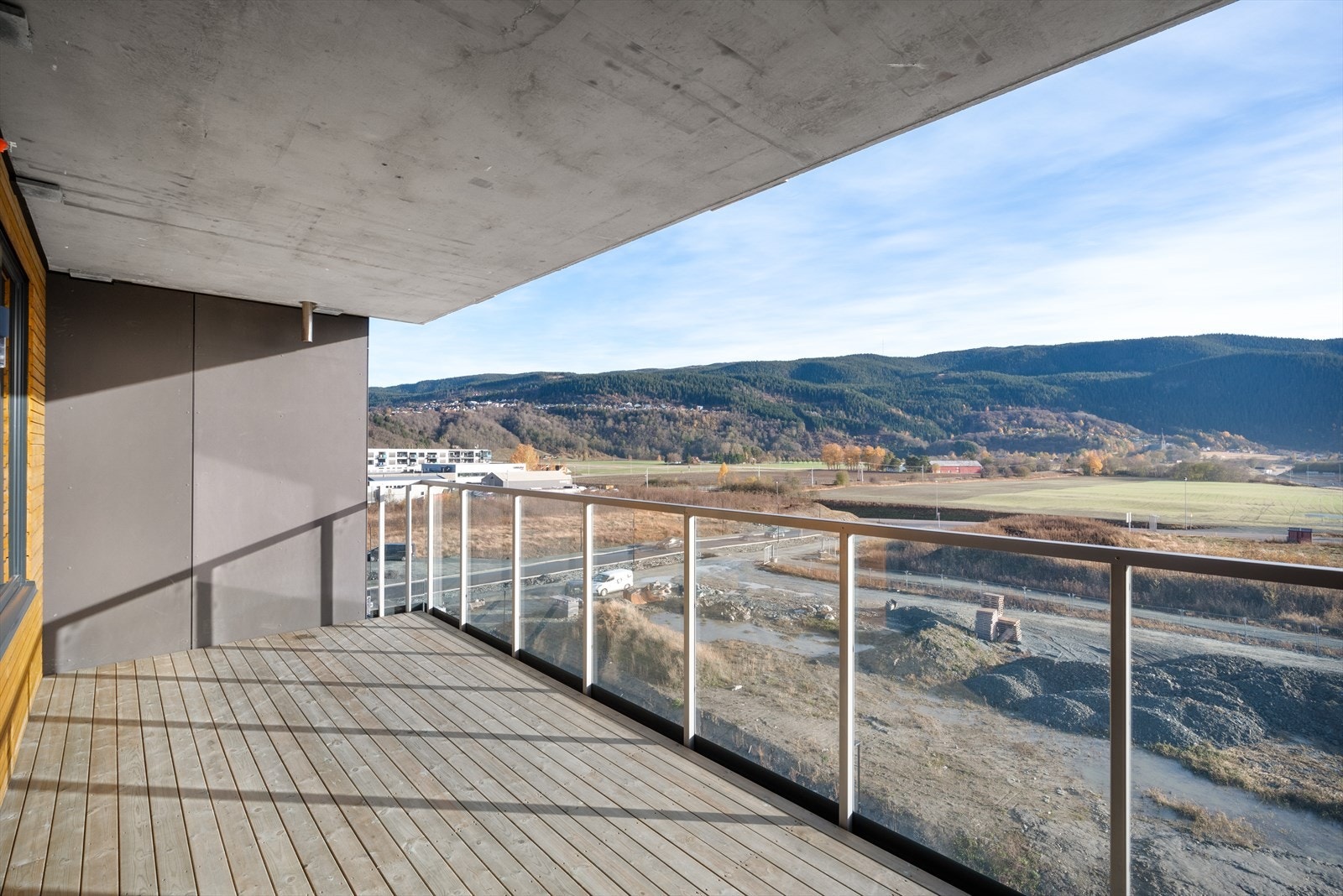 Balkongen har takoverbygg, og har god møbleringsfrihet. Galleribilde