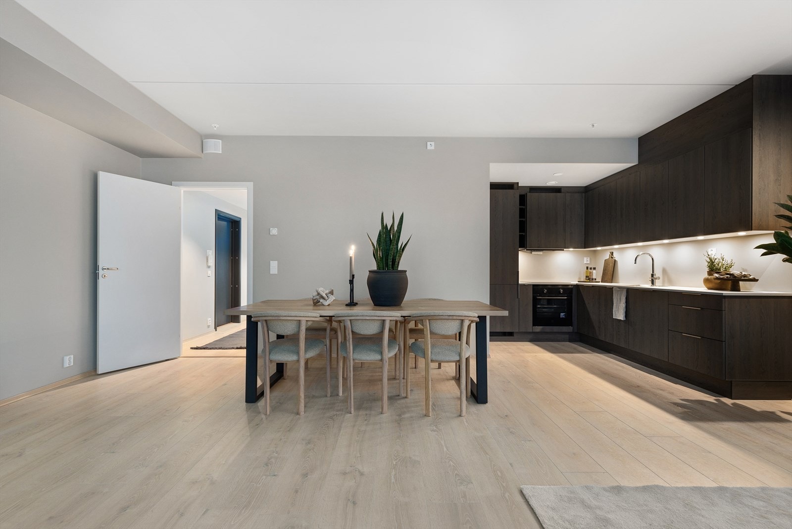 Leiligheten har en god planløsning med plass for sofakrok og egen spisegruppe. Galleribilde