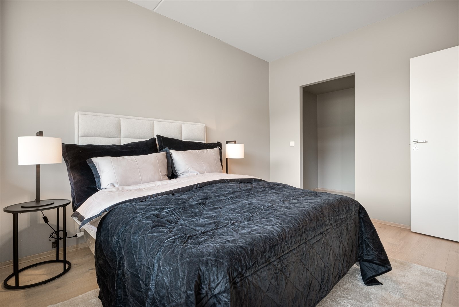 Hovedsoverommet har god plass til dobbeltseng, samt egen walk-in garderobe for oppbevaring. Rommet måler ca. 15 kvm inkl. walk-in. Galleribilde