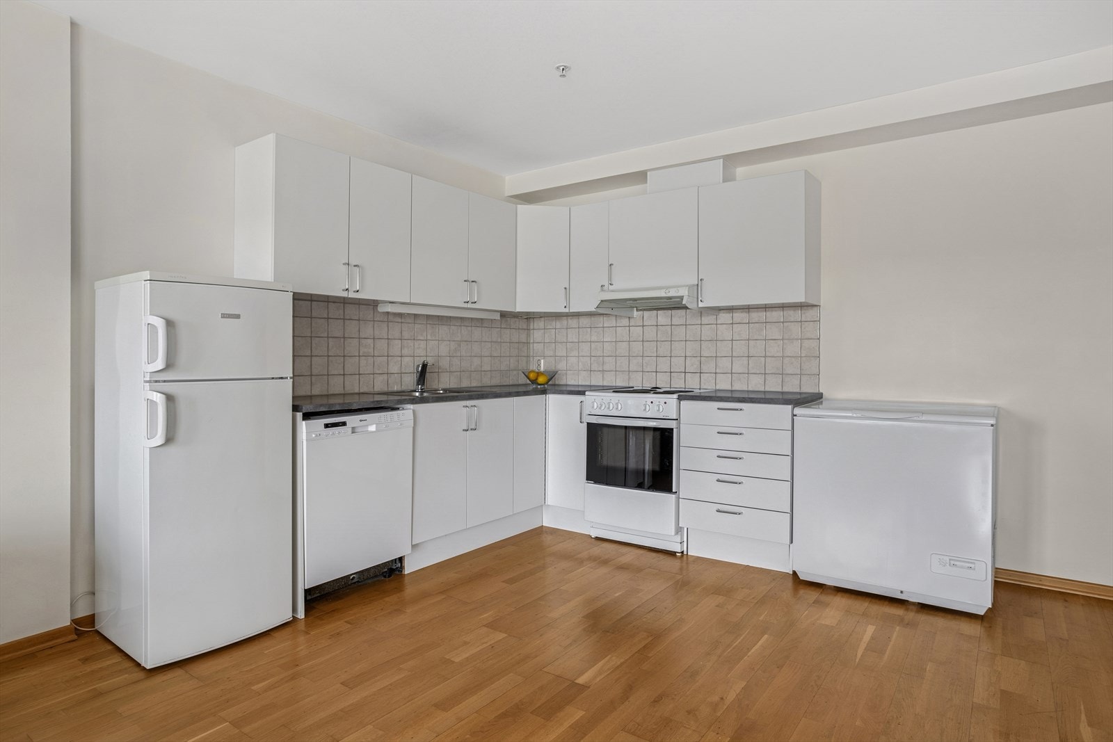 Lyse fronter på kjøkkenet med laminat benkeplate. Galleribilde