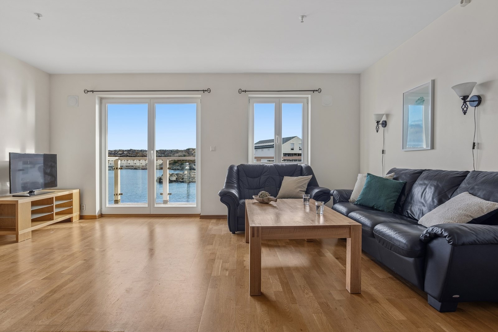 Naturlig lysinnslipp fra vindusflatene. Galleribilde