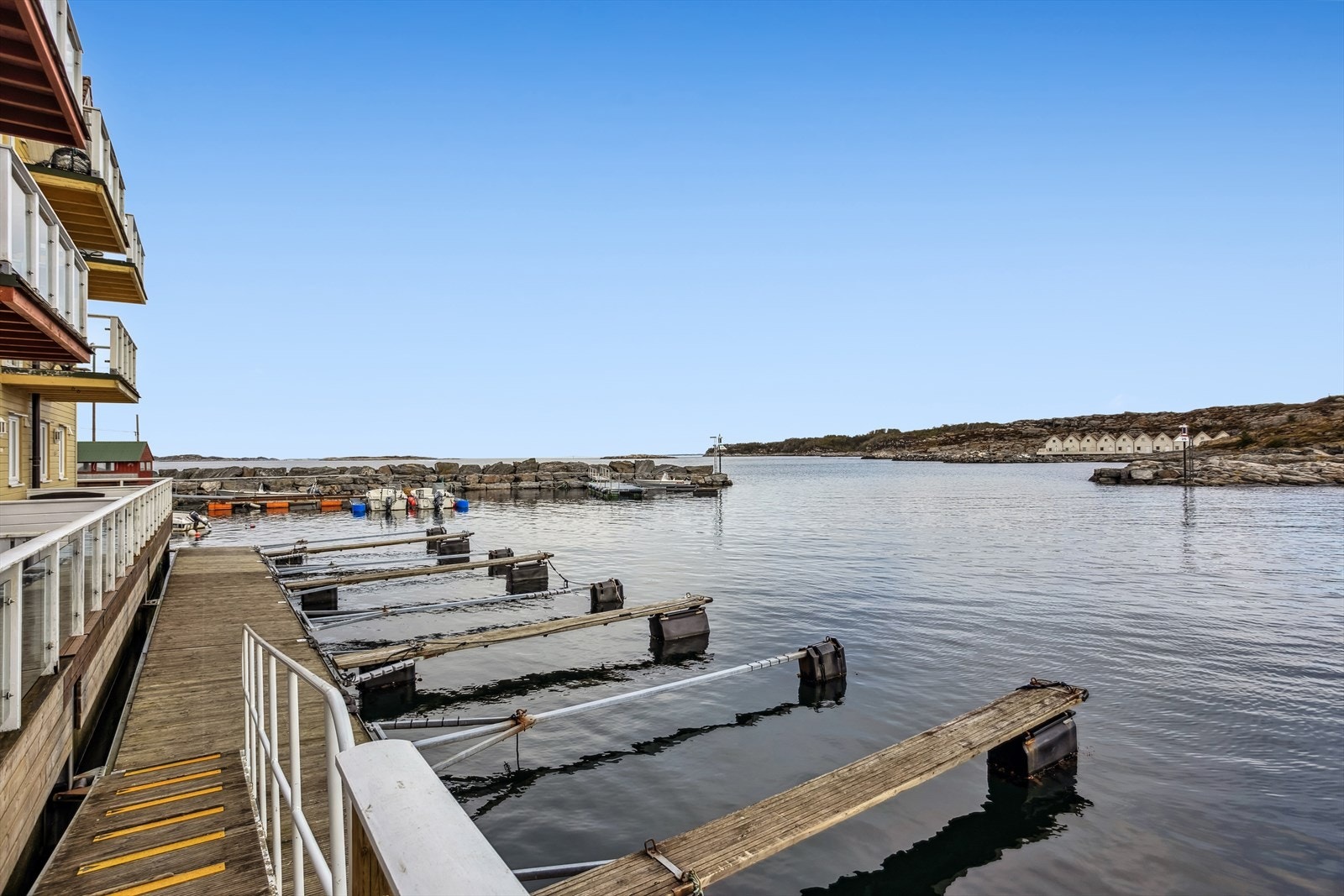Praktisk med båtplass like ved leiligheten. Galleribilde