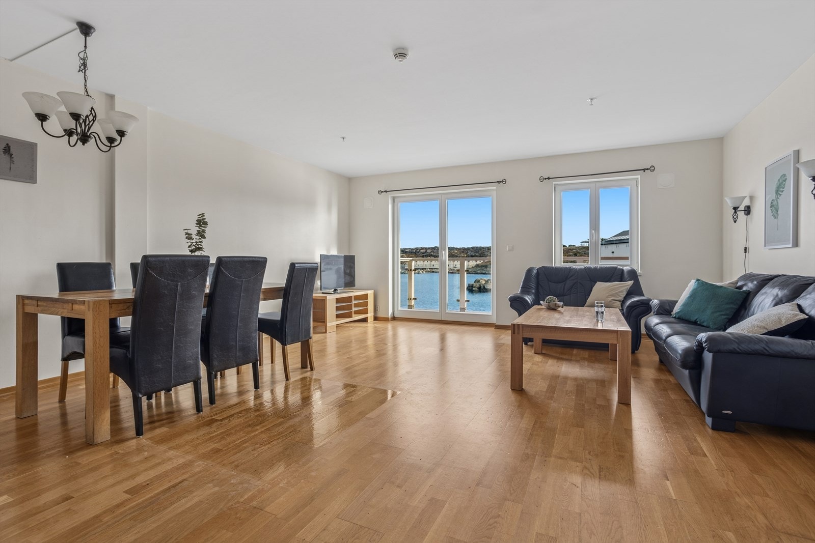 Luftig og åpen stueløsning som gir mulighet for å innrede som ønsket. Galleribilde