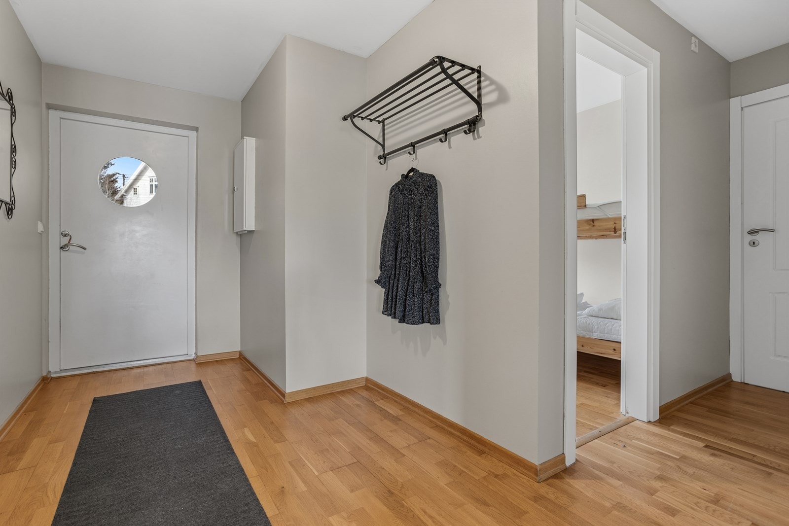 Romslig gang med god plass til oppheng av yttertøy og annet oppbevaringmøbel. Galleribilde