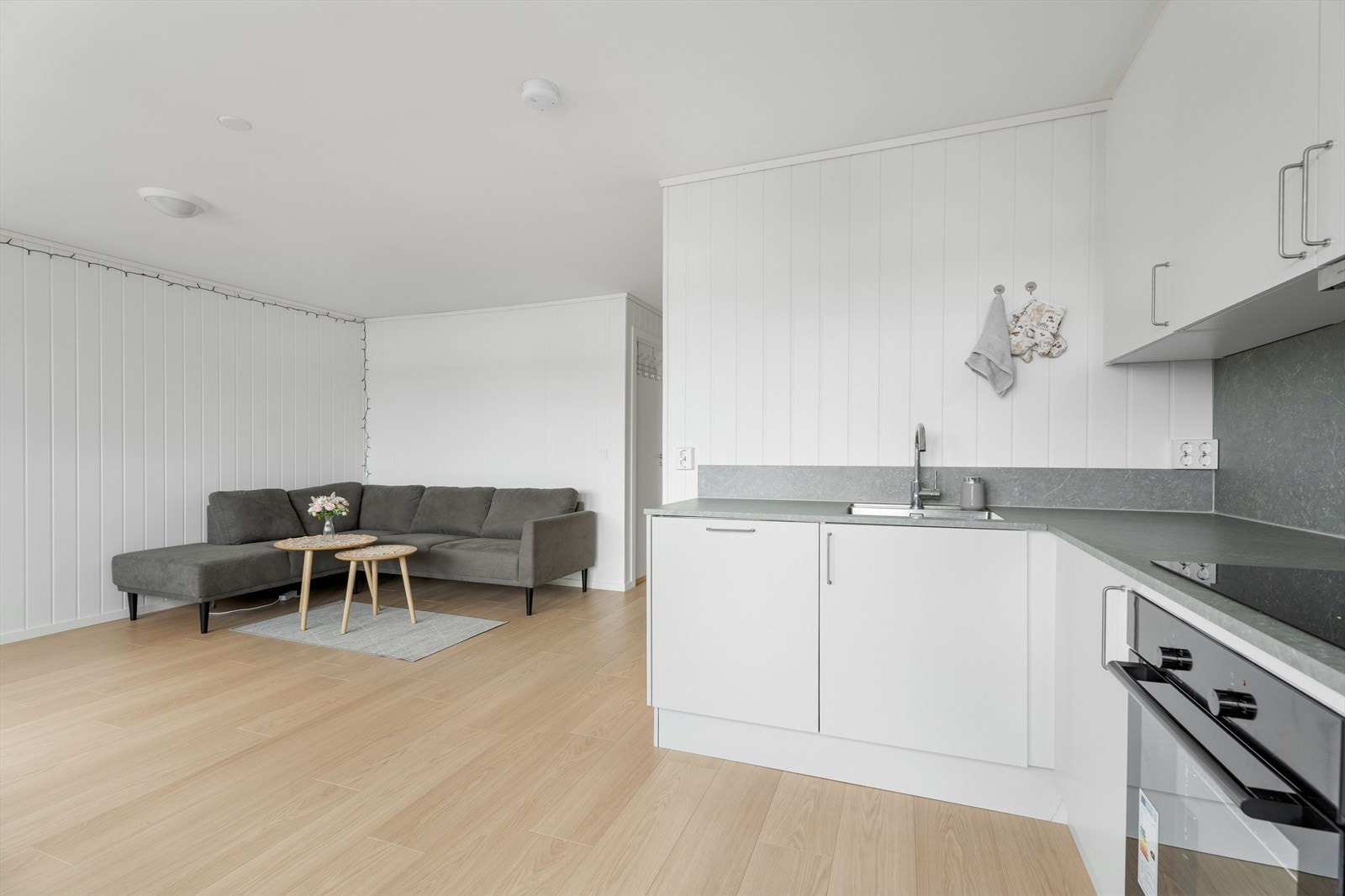 Leilighetens åpne stue-kjøkken løsning på totalt 24,5m² sørger for en praktisk planløsning med flere møblerings muligheter. Galleribilde