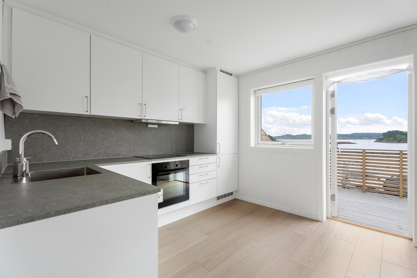 Kjøkkenet på 6m² byr på rikelig med skap og benkplass. Galleribilde