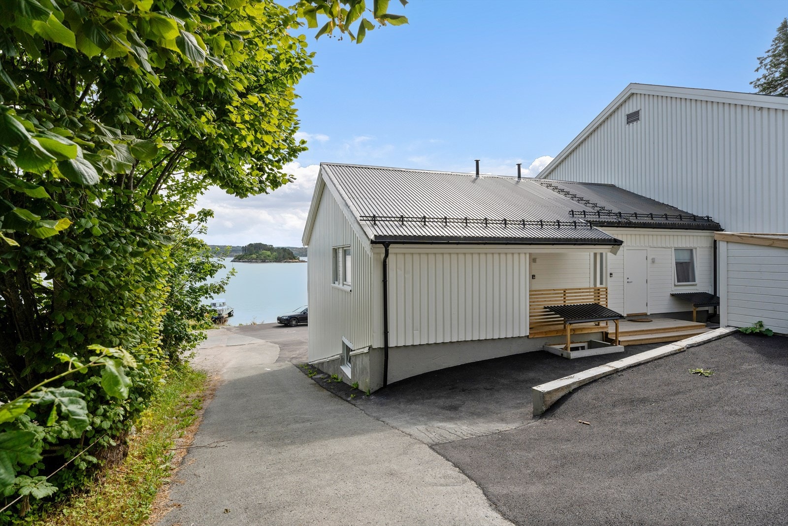 Leiligheten har fått tildelt egen parkeringsplass ved framsiden av eiendommen. Galleribilde