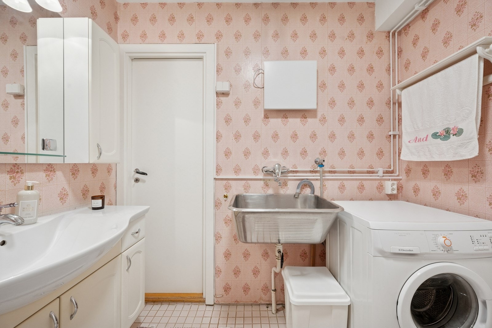 Badet er eldre og har moderniseringsbehov. Det er også opplegg for vaskemaskin og utslagsvask på vegg. Galleribilde