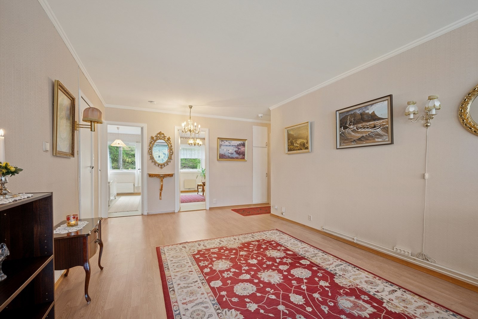 Stuen byr på god plass for sittegruppe og øvrig møblement. Galleribilde