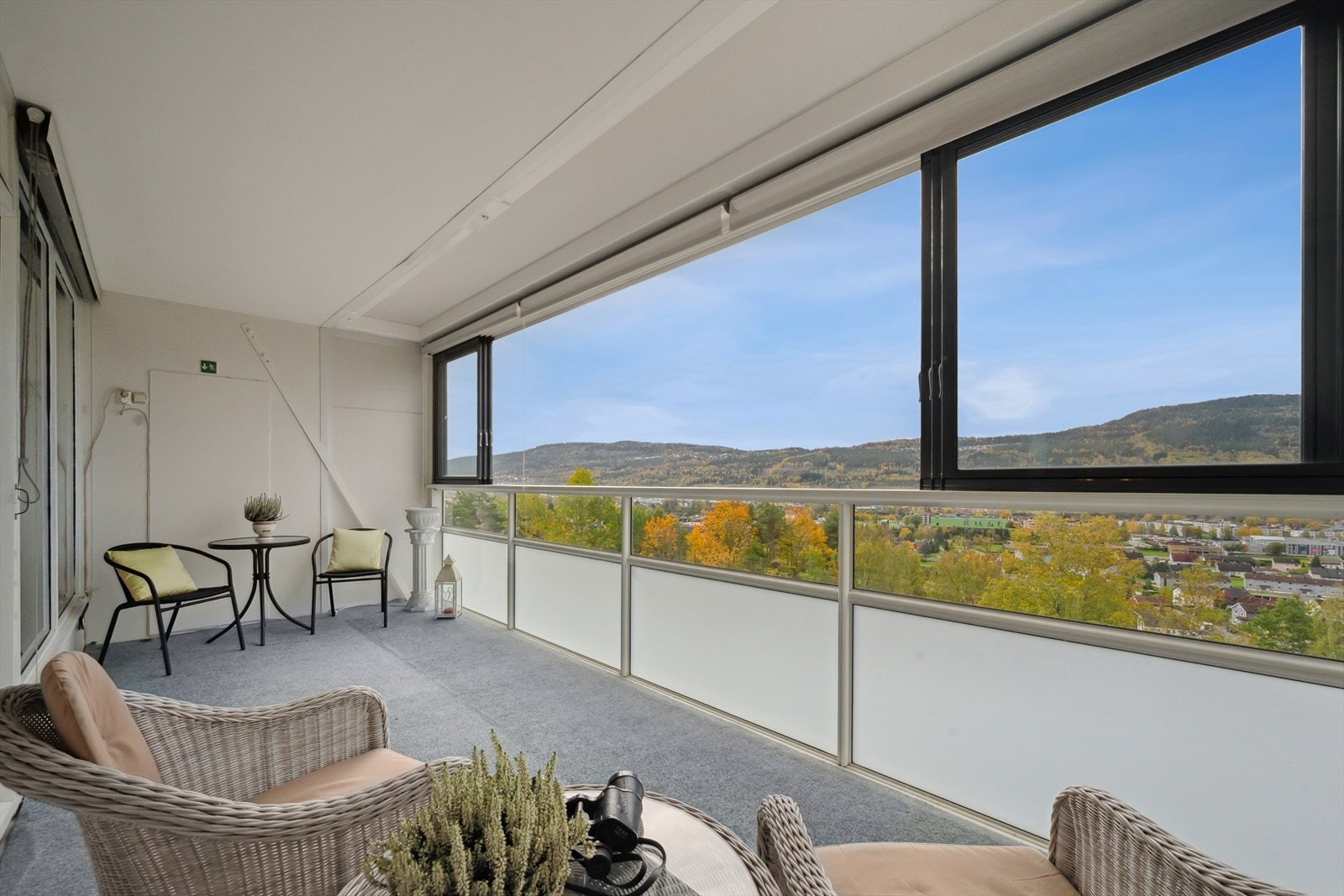 Fra stuen er det videre utgang til en flott innglasset balkong. Galleribilde
