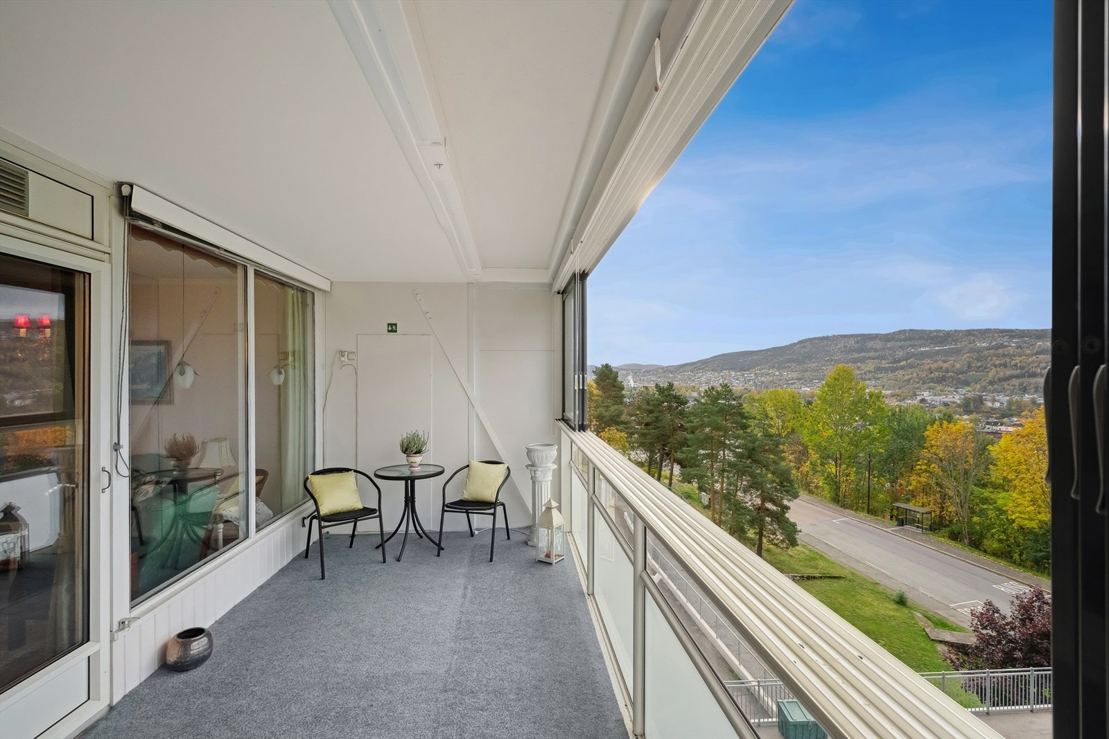 Denne måler ca. 13m2 og byr på god plass for utemøblement. Galleribilde