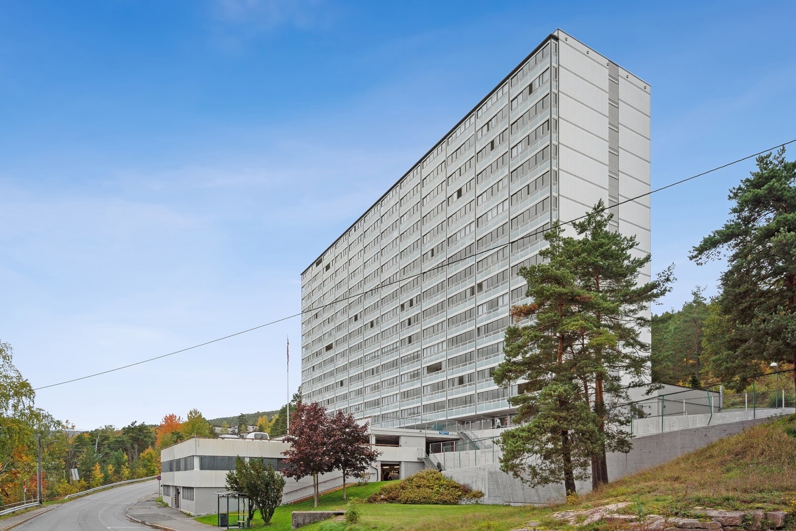 Romslig 4-roms leilighet beliggende i 3.etg. Det er heis i bygget. Leiligheten har parkering i felles garasjeanlegg. Galleribilde