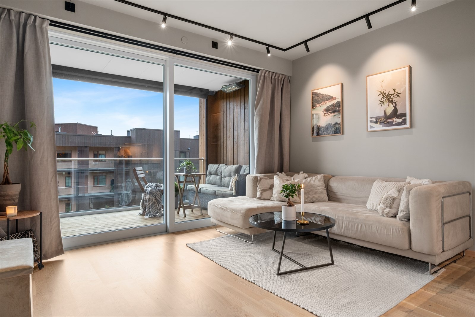 Velkommen til Lenavegen 84 og denne flotte toppleiligheten! Foto: Interiørfoto v/ Haukdal. Galleribilde