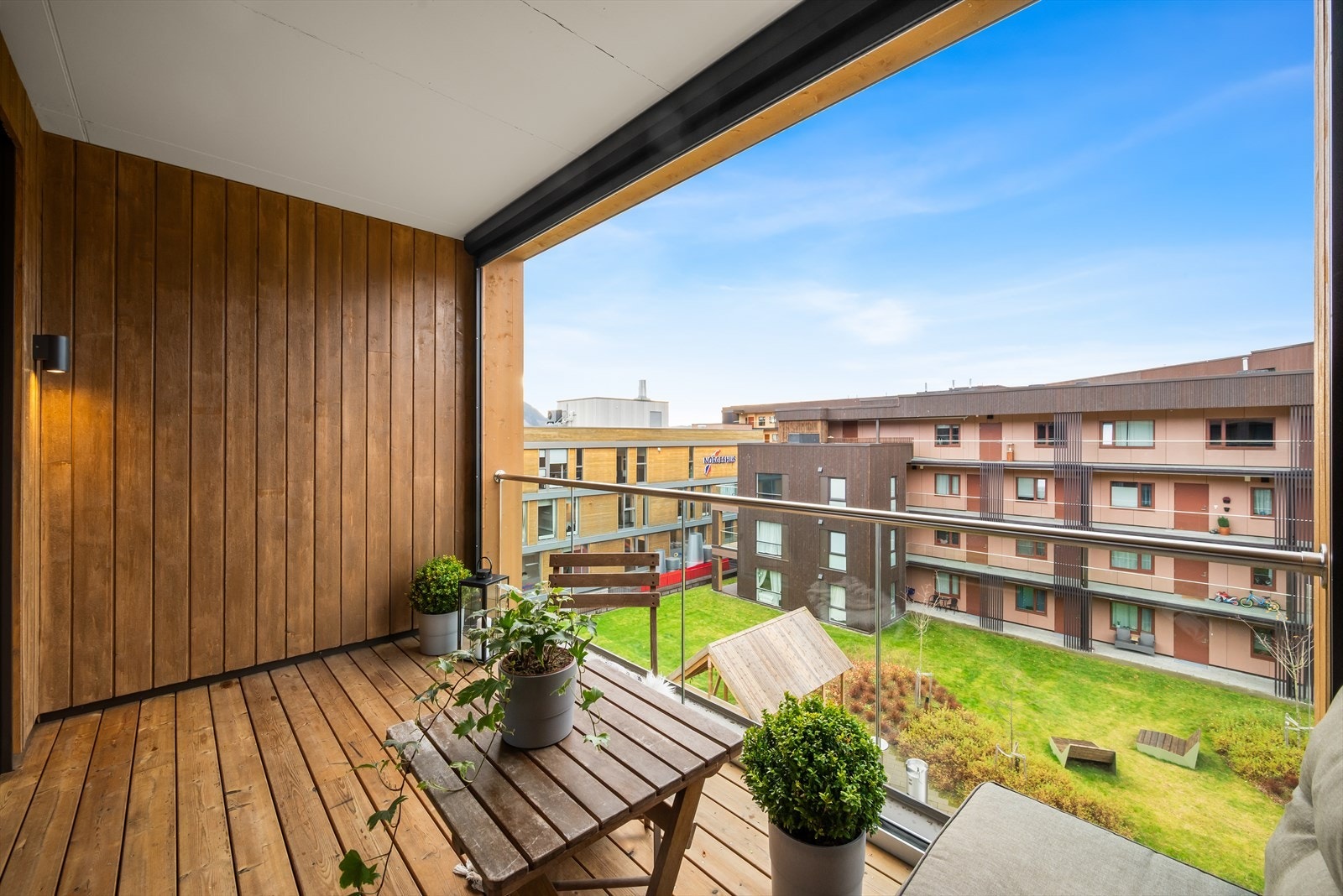 Kun en heistur unna, ligger Melhustorget kjøpesenter i første etasje. Her finner du flere forskjellige butikker, kaféer, vinmonopol, sportspub og mye mer. Galleribilde