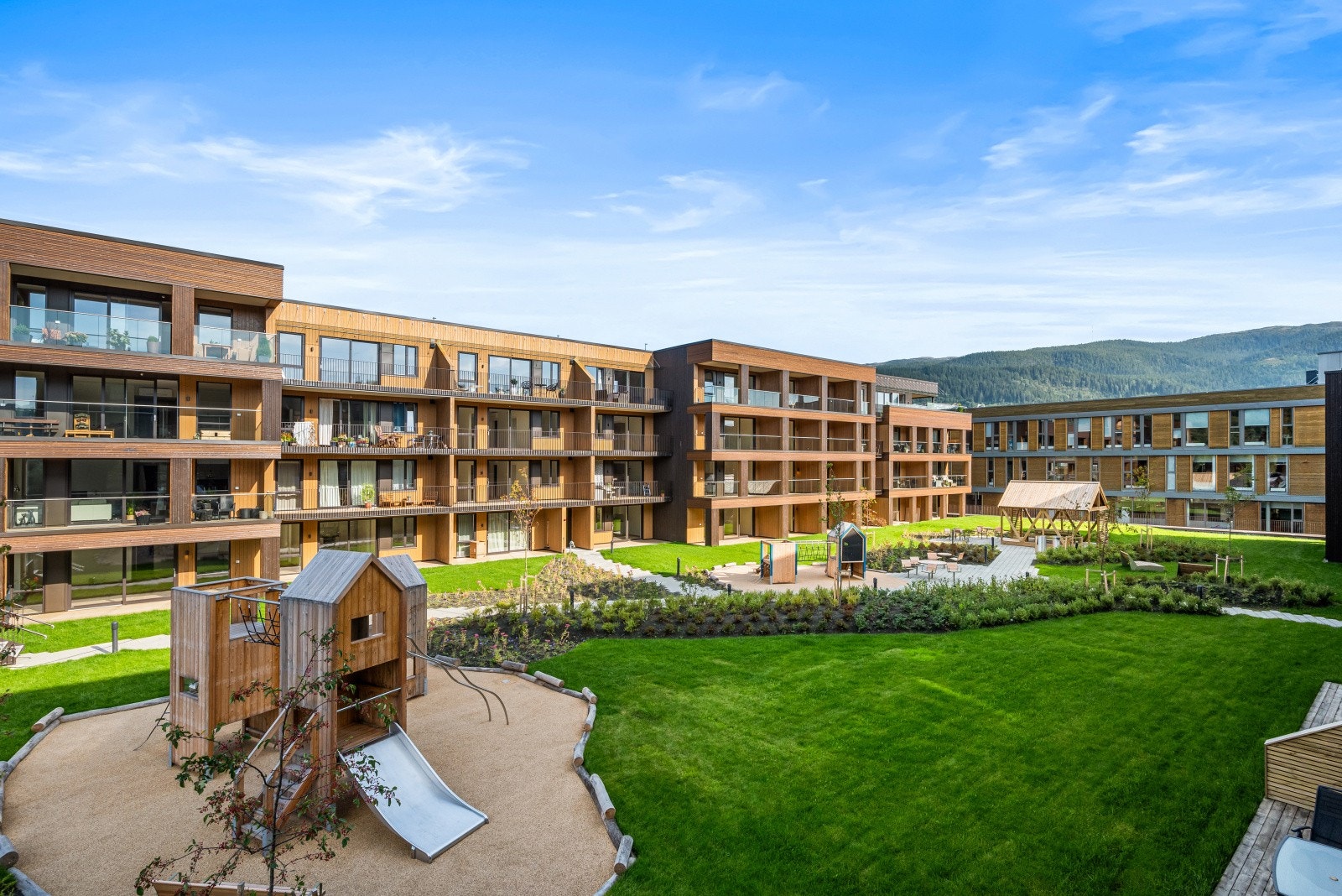 Takhagen har hellelagte gangstier, grøntarealer og flere sittegrupper for et sosialt nabomiljø. Galleribilde