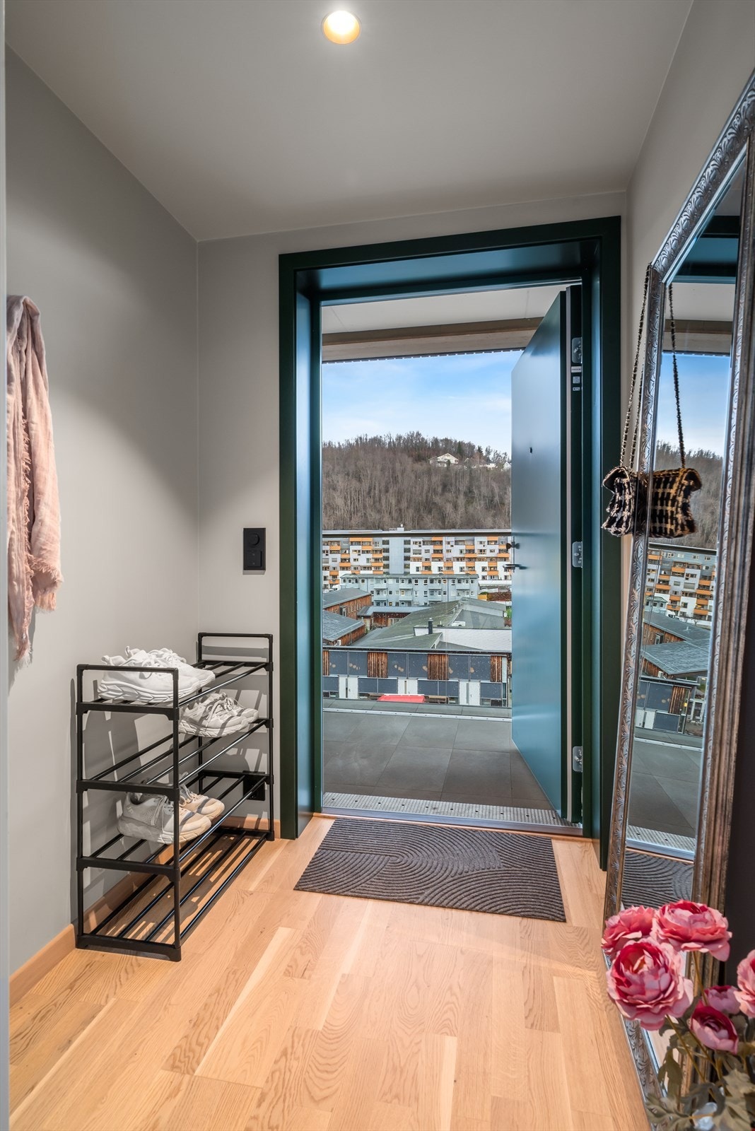 Innbydende entré med plass til oppheng av yttertøy og sko. Galleribilde