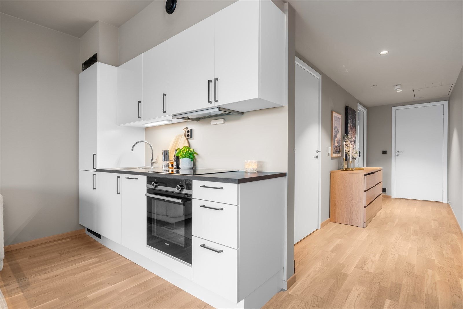 Felleskostnadene er på kun kr. 1 893,- per mnd. og dekker blant annet tv, internett, vaktmestertjenester, forsikring på bygget, renhold av fellesarealer, varmtvann og oppvarming. Galleribilde