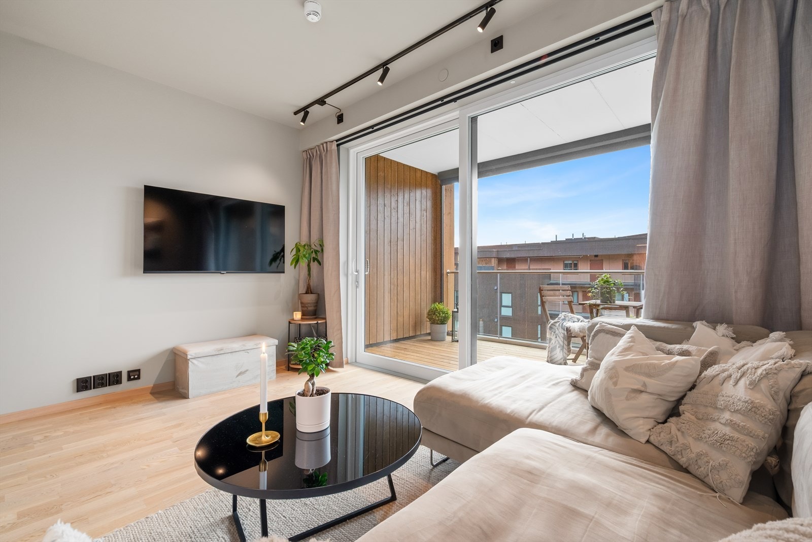 En lys, lekker 2-roms selveierleilighet fra 2023 med gjennomgående planløsning, fjernvarme og romslig balkong. Galleribilde